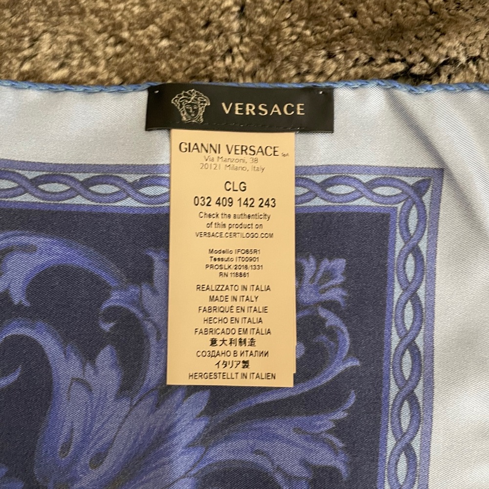 🌟Rare Versace Silk Scarf - Picture 4 of 7